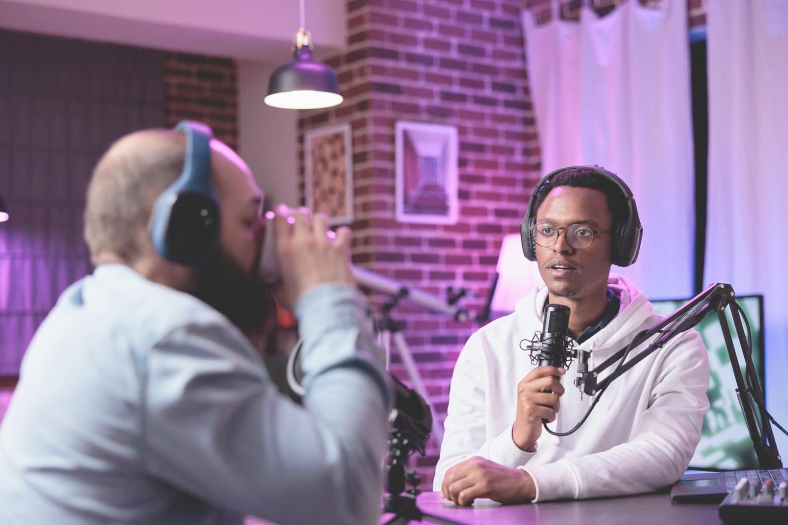 Рабочее место редактора с документами и заметками